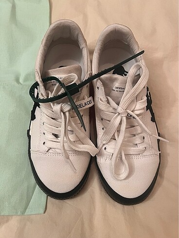 35 Beden Off-White Vulcanized Sneakers