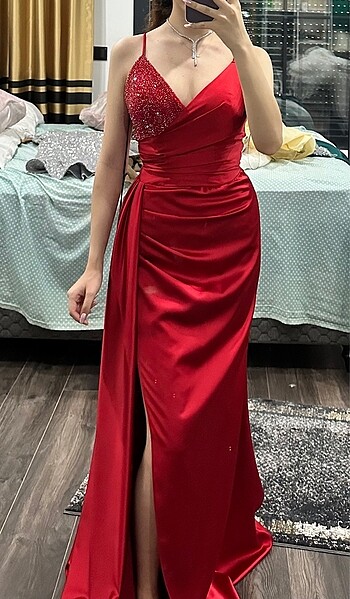 Kırmızı saten abiye elbise
