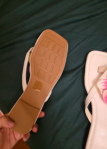 Bershka Çiçekli Beyaz Stiletto Parmak Arası Kadın Terlik