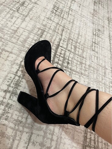 Siyah bağcıklı topuklu ayakkabı