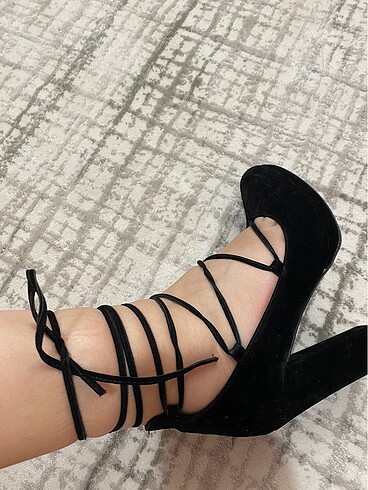 Zara Siyah bağcıklı topuklu ayakkabı