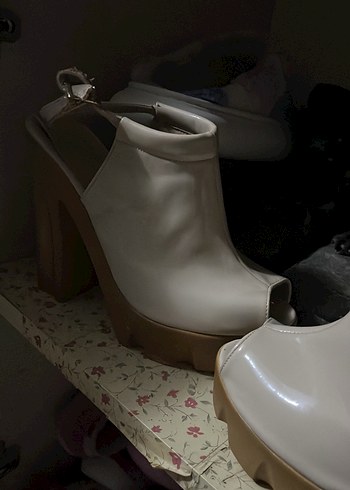 Zara Sikligin Ve Rahatligin Bulustugu Beyaz Topuklu Sandalet