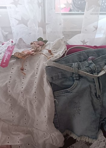 Nakışlı Gri Kız Kot Şort Kemerli ve üst bluz