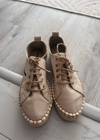 Deichmann Nakışlı Bağcıklı Bej Platform Kadın Spor Ayakkabı