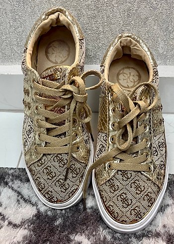 Guess orijinal Altın Renkli Yılan Desenli Kadın Spor Ayakkabı