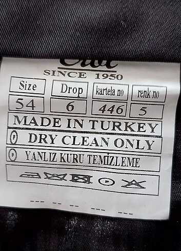 Standart Beden Beden Erkek takım elbise alındığı gibi askısında.