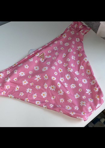 Guess Pembe Çiçekli Logo Detaylı Kadın Bikini Altı - Görsel 3