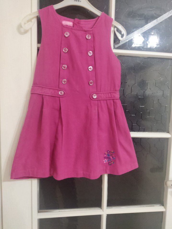 Pembe Düğmeli Kolsuz Kız Elbisesi - Görsel 2