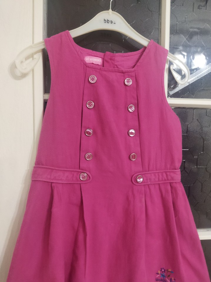 Pembe Düğmeli Kolsuz Kız Elbisesi - Görsel 3