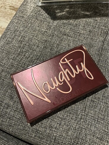 Huda beauty naughty far paleti
