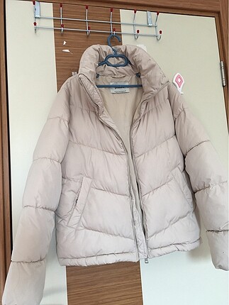 Stradivarius krem rengi şişme mont
