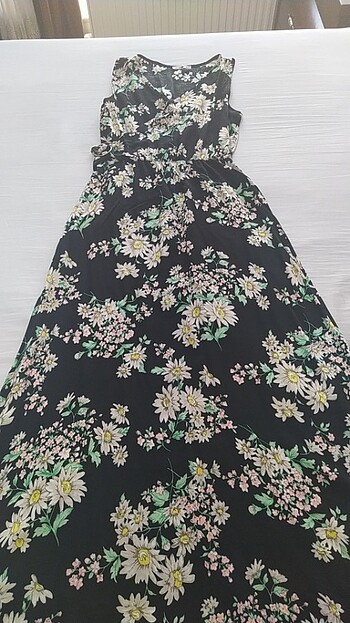 Siyah üzerine çiçek desenli elbise 
