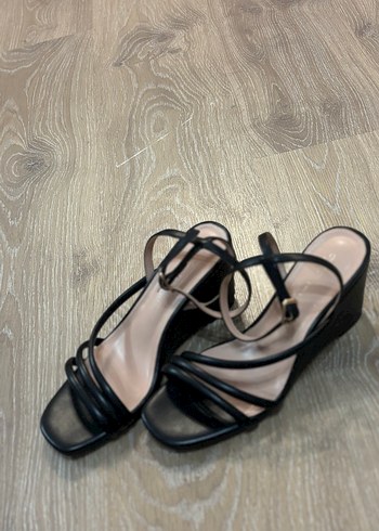 Tokalı Siyah Kadın Blok Topuklu Sandalet - Görsel 4