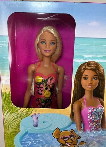  Beden Barbie havuzda 