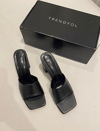 Trendyolmilla siyah topuklu terlik