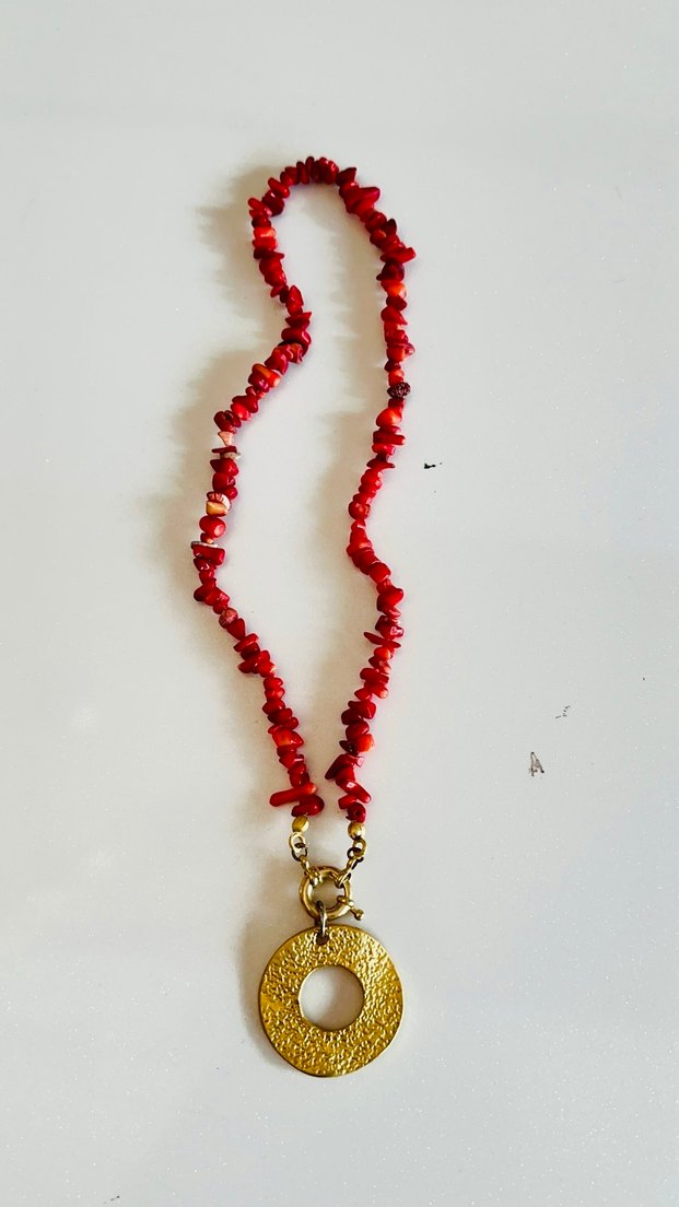 Mercan taşlı metal detaylı tasarım kolye - Görsel 2