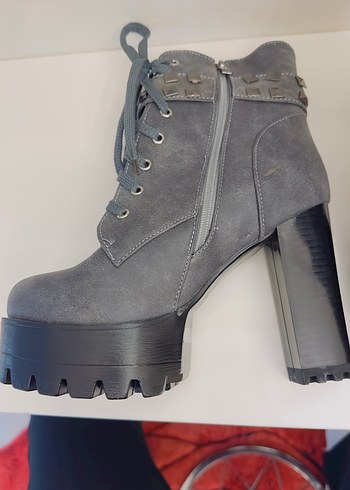 Metal detaylı Gri Dolgu Topuklu Bot - Görsel 2
