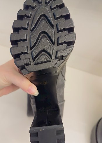 Metal detaylı Gri Dolgu Topuklu Bot - Görsel 3