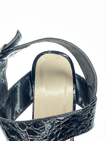 36 Beden siyah Renk PreLoved Sandalet %70 İndirimli.