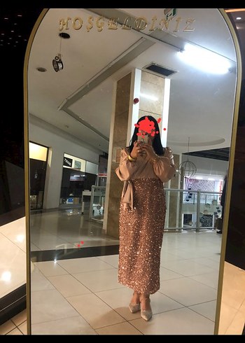 Diğer Sikligin Ve Zarafetin Bulustugu Parlak Elbise