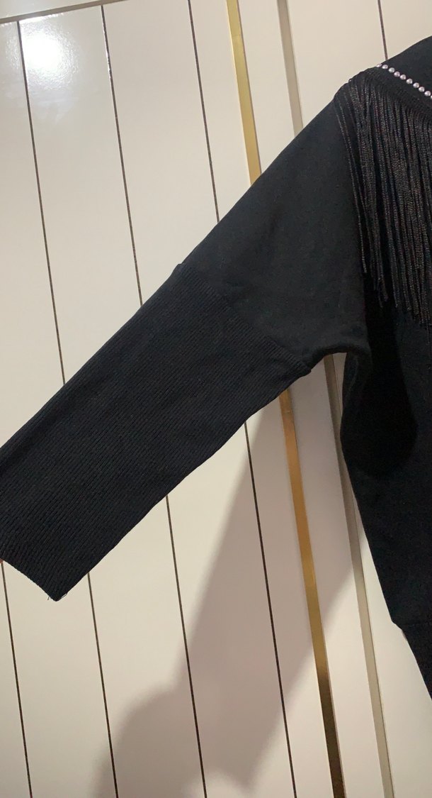 Uzun Kollu Püsküllü Siyah Sweatshirt - Görsel 4