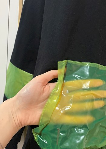 Yeşil Detaylı Siyah Kapüşonlu Kadın Sweatshirt - Görsel 2