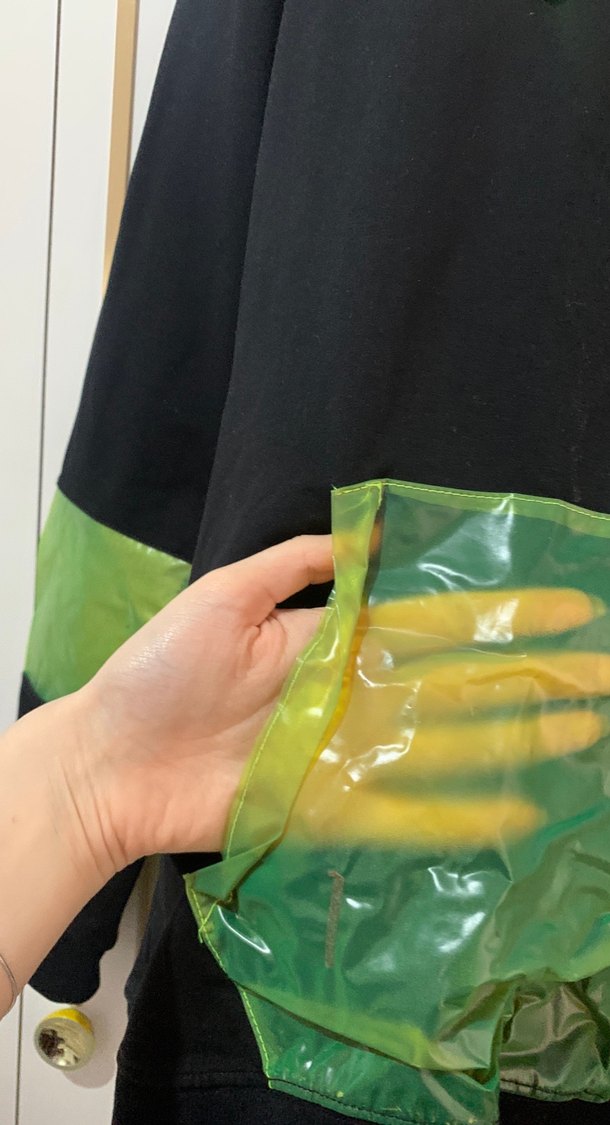 Yeşil Detaylı Siyah Kapüşonlu Kadın Sweatshirt - Görsel 2