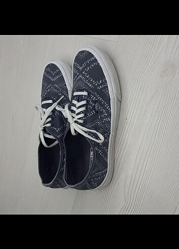Vans ayakkabı ve hologram cüzdan