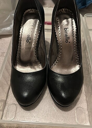 Siyah rugan topuklu ayakkabı