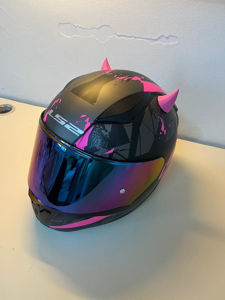 Pembe Parlak Punk Tarzı Kadın Motosiklet Kaskı - Görsel 3