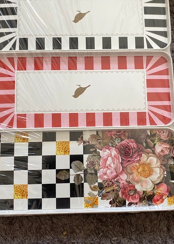 Çiçek ve Çizgili Desenli Sunum Tepsileri - Görsel 2