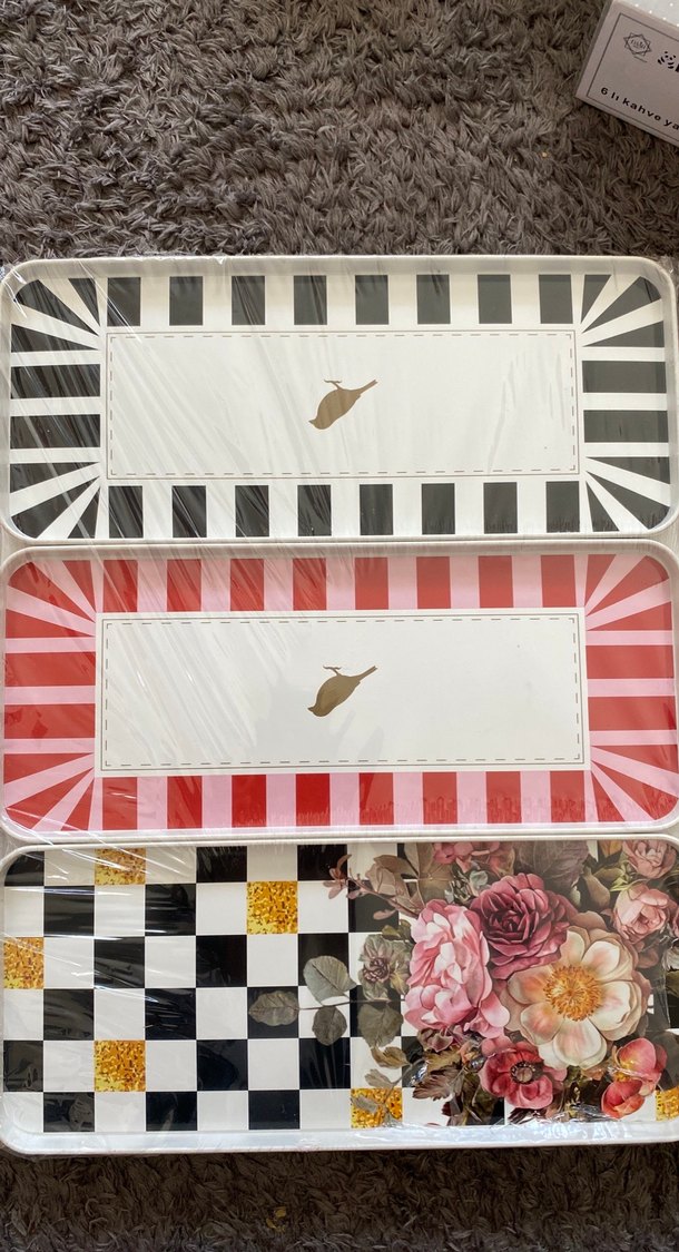 Çiçek ve Çizgili Desenli Sunum Tepsileri - Görsel 3