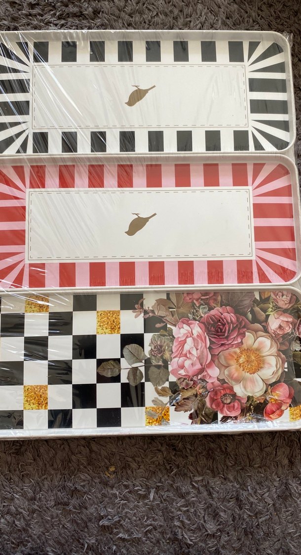 Çiçek ve Çizgili Desenli Sunum Tepsileri - Görsel 2