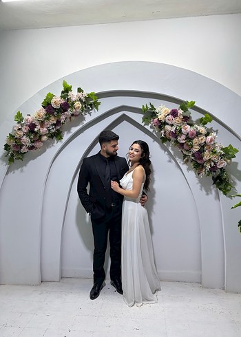 Minimalist Beyaz Uzun Transparan Nişan Elbisesi - Görsel 2