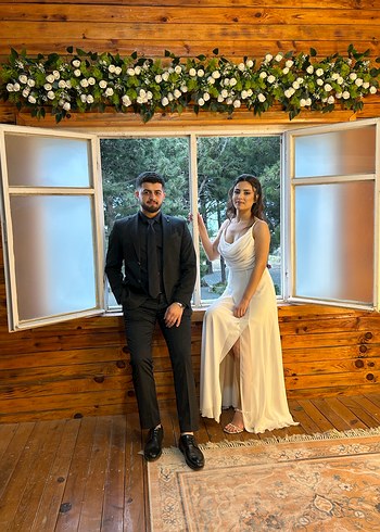 Minimalist Beyaz Uzun Transparan Nişan Elbisesi - Görsel 3