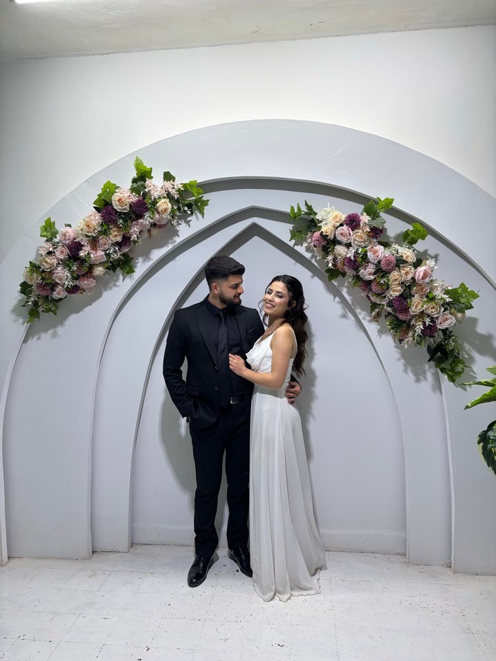 Minimalist Beyaz Uzun Transparan Nişan Elbisesi - Görsel 2