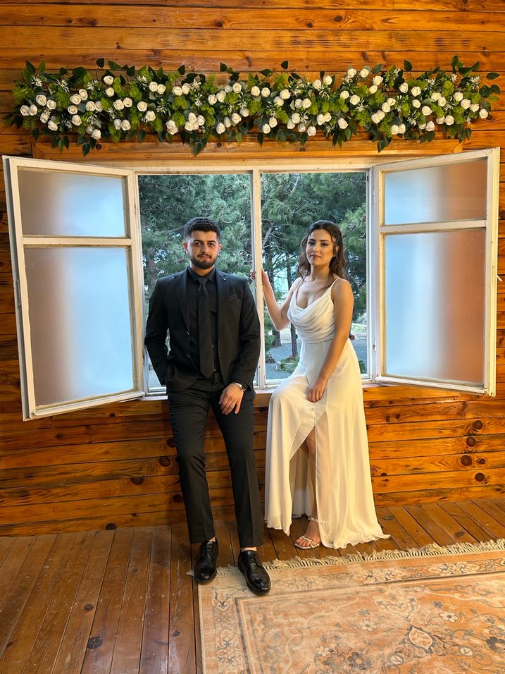 Minimalist Beyaz Uzun Transparan Nişan Elbisesi - Görsel 3