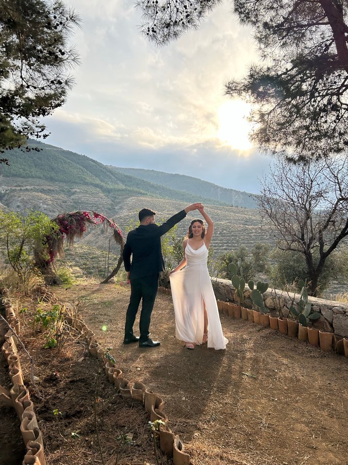 Minimalist Beyaz Uzun Transparan Nişan Elbisesi - Görsel 5