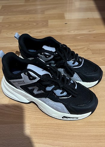 Siyah Gri Bağcıklı New Balance Kadın Spor Ayakkabısı