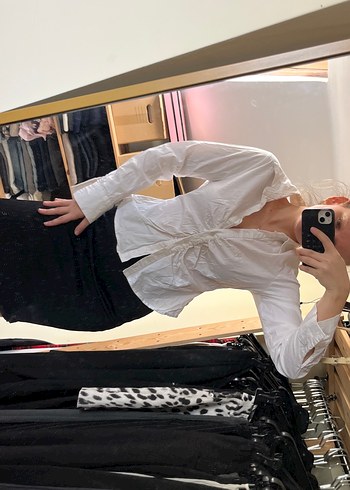 Beyaz belden büzgülü gömlek - Görsel 4