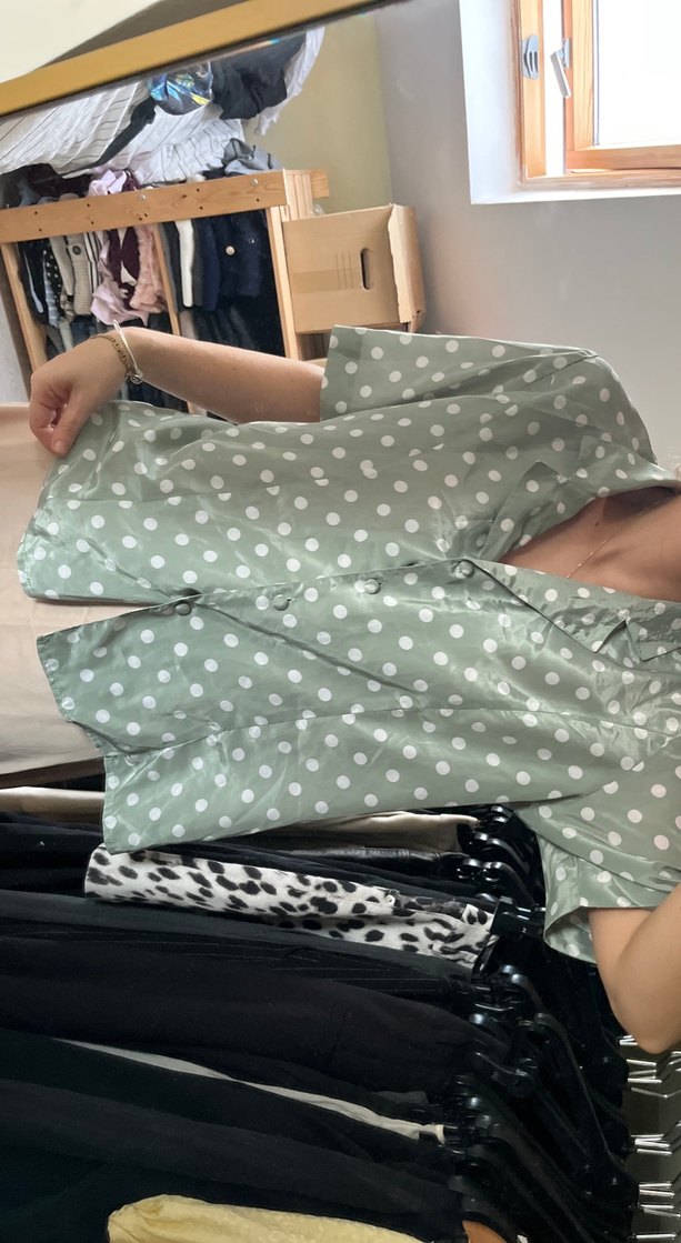 Mint Puantiyeli V Yaka Düğmeli Kadın Gömlek - Görsel 4