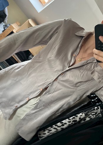 Gri Renkli Saten Kadın Gömlek - Görsel 3