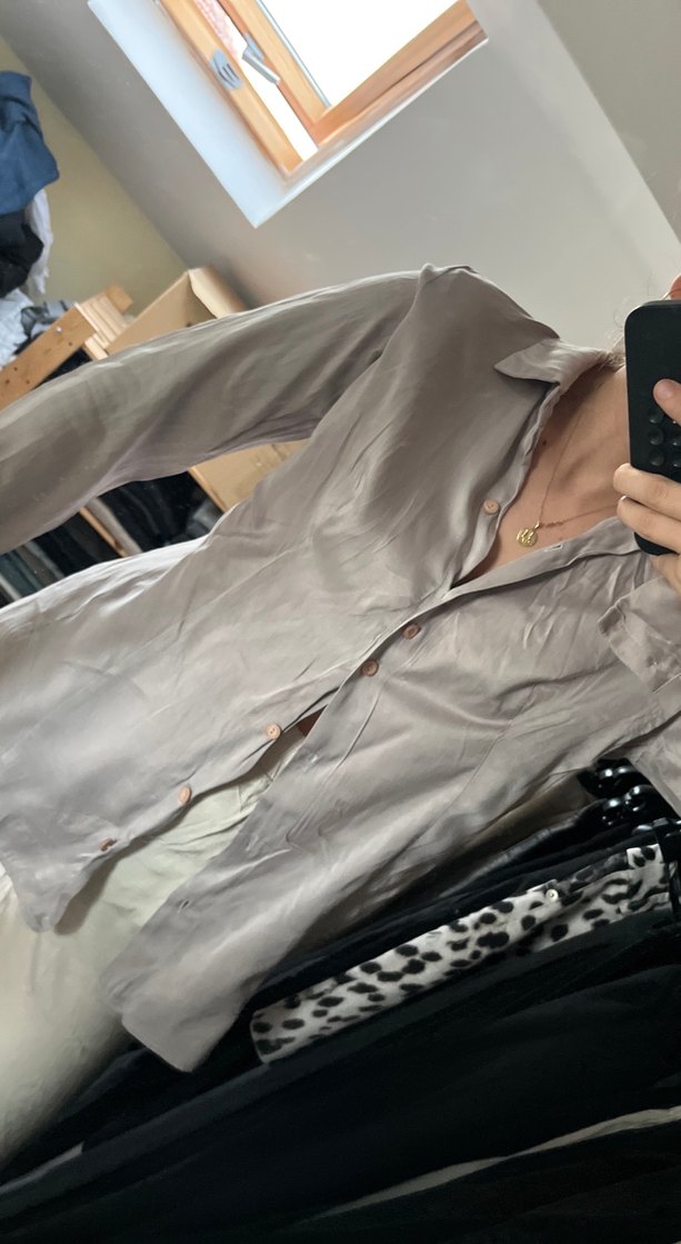 Gri Renkli Saten Kadın Gömlek - Görsel 3