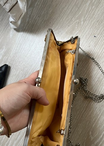 Altın Renk İşlemeli Pul Detaylı Deri Kadın Portföy Çanta - Görsel 7