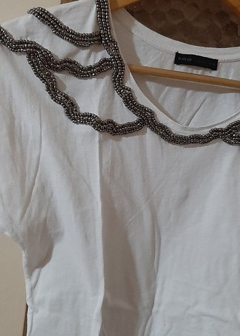 Mango Marka S Beden yakası boncuklu tshirt cok iyi durumda - Görsel 2