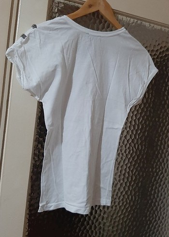 Mango Marka S Beden yakası boncuklu tshirt cok iyi durumda - Görsel 3
