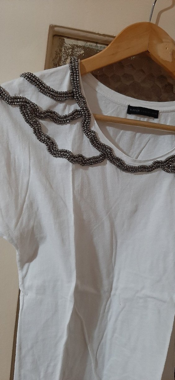 Mango Marka S Beden yakası boncuklu tshirt cok iyi durumda - Görsel 2