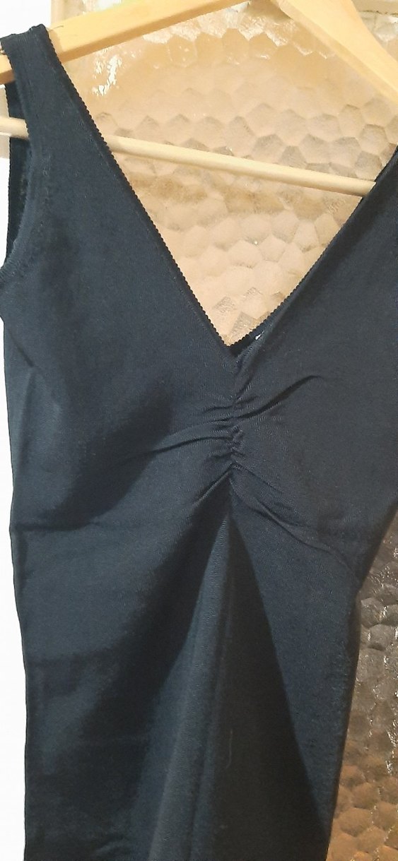 Siyah V Yaka Drapeli Kadın Atlet - Görsel 3