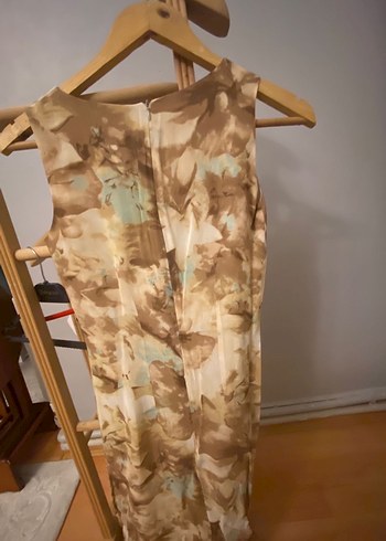 Bej V Yakalı Uzun Bağlama Desenli Elbise - Görsel 2