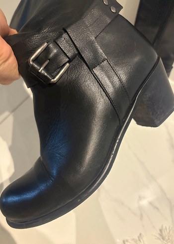 Siyah Deri Tokalı Kadın  çizme - Görsel 2